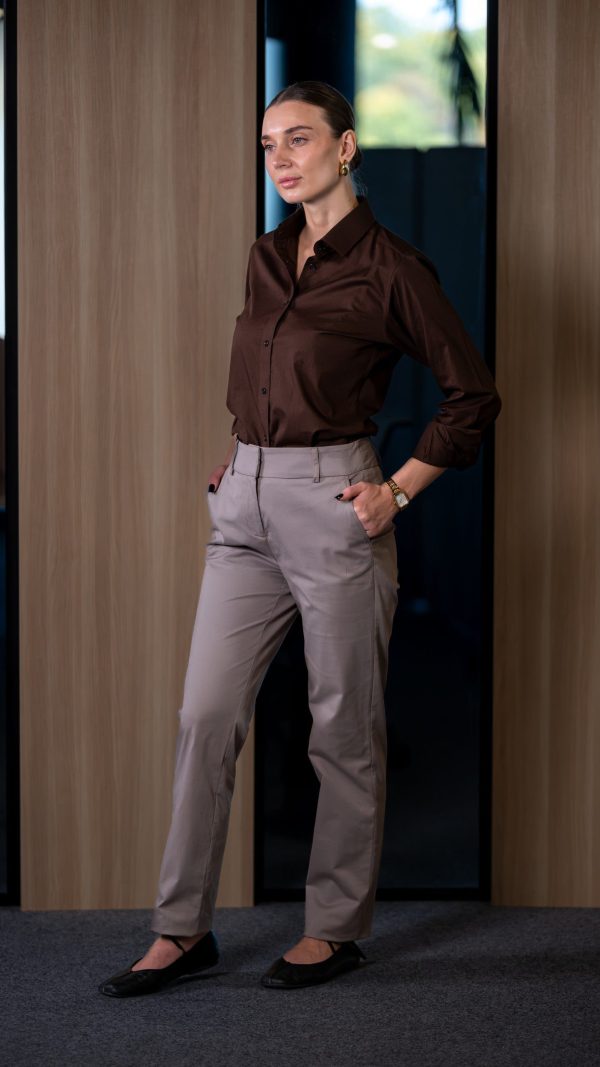 Жіноча сорочка і класичні штани