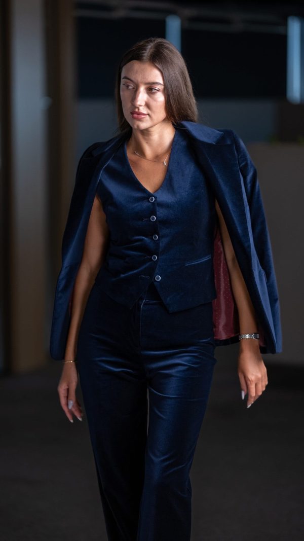 Жіночий костюм-трійка з піджаком, жилетом і штанами