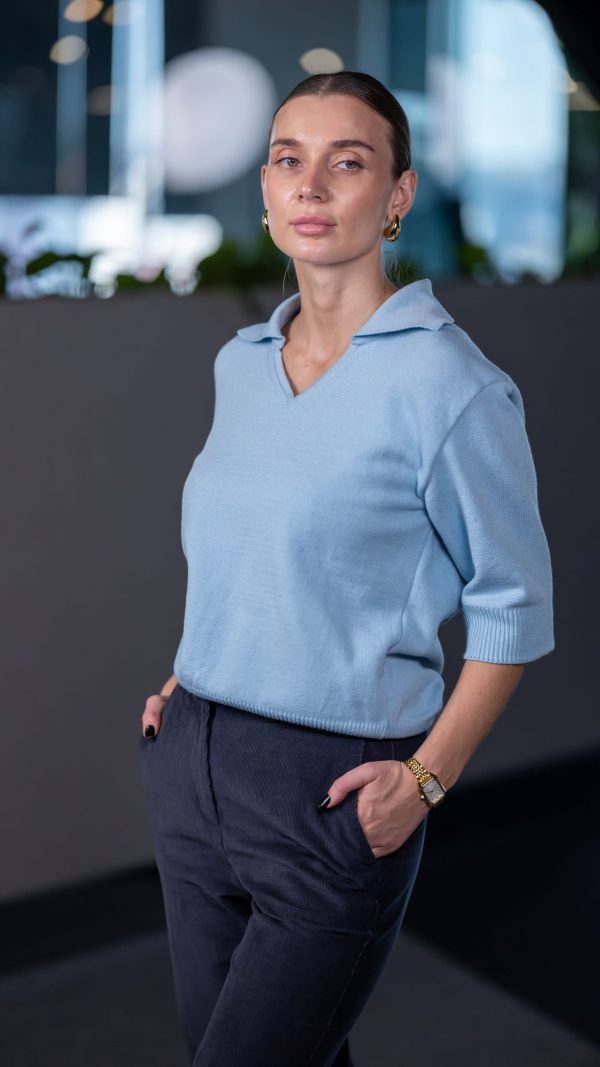 Блакитний трикотажний джемпер-поло та темно-сині штани