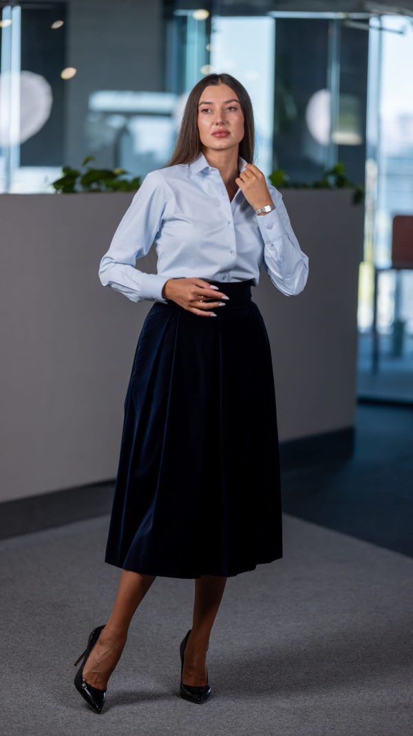 Блакитна класична сорочка та темно-синя спідниця