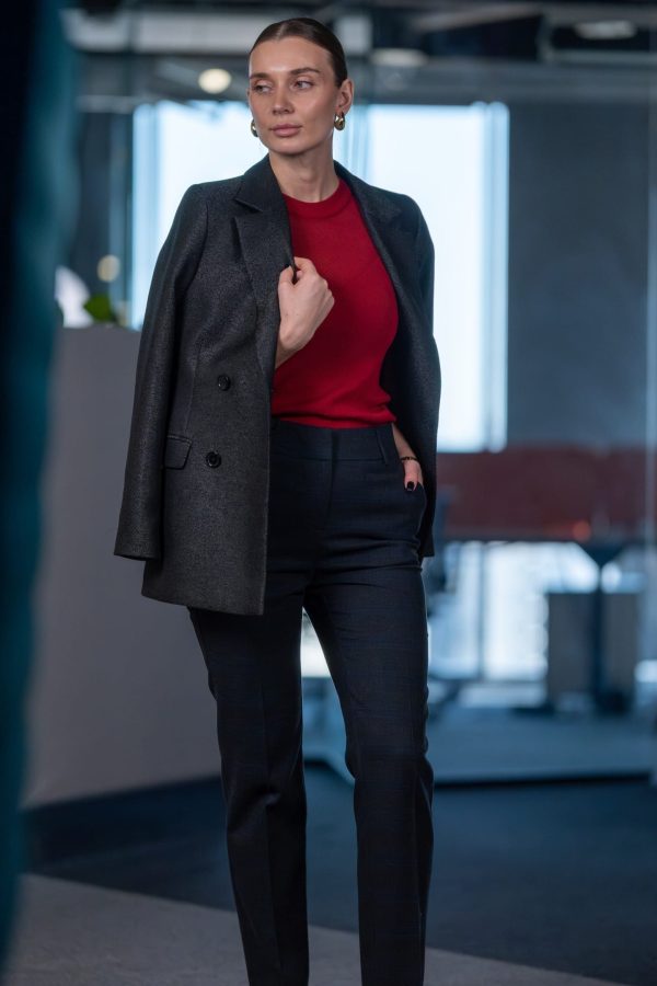 Двобортний піджак, червоний трикотажний топ та класичні штани