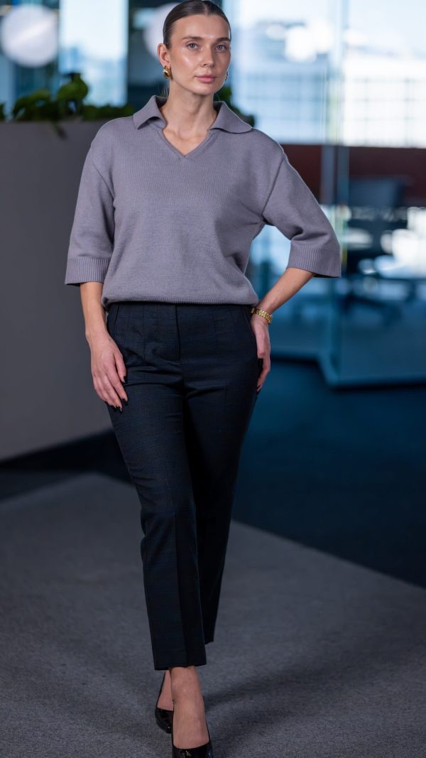 Сірий трикотажний джемпер-поло та темно-сірі класичні штани