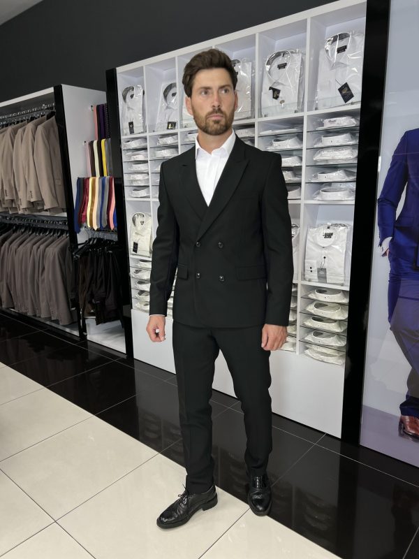 Двобортний чорний костюм