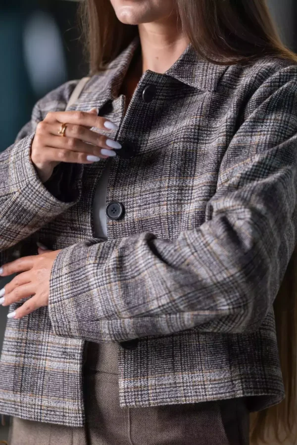 Куртка жіноча коричнева в клітинку