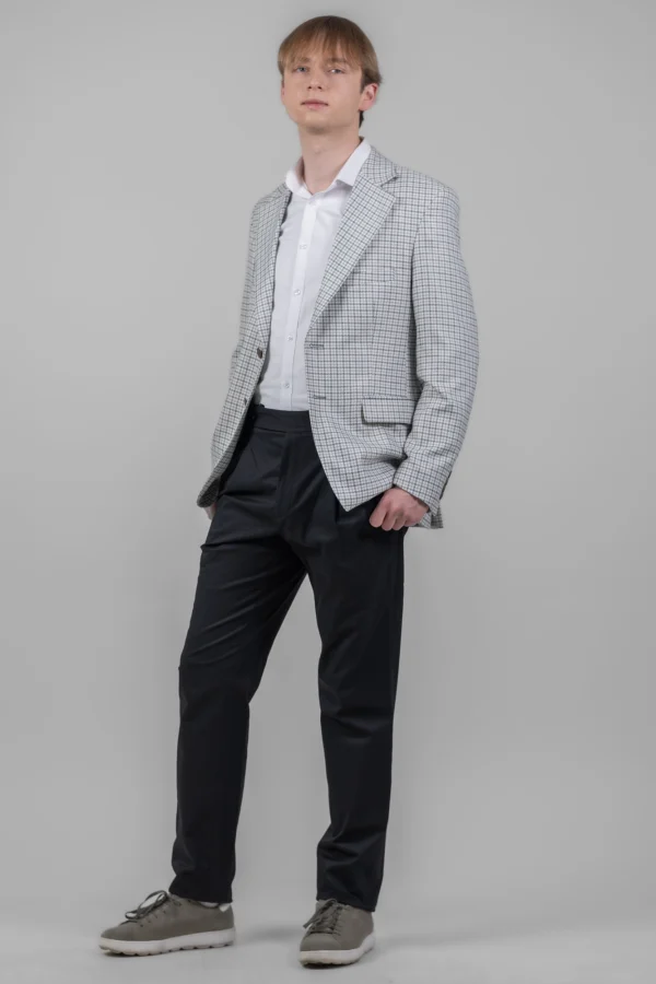 Чоловічий білий піджак з чорними штанами