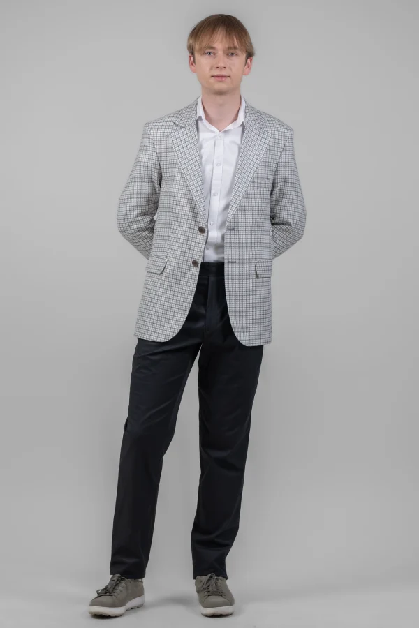 Чоловічий білий піджак з чорними штанами