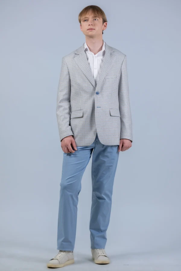 Чоловічий білий піджак з синіми штанами