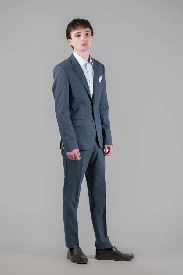 Класичний чоловічий костюм синій